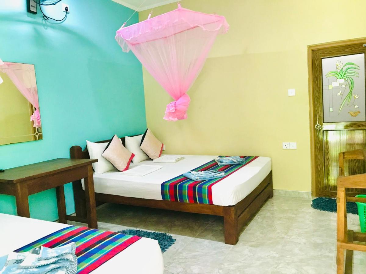 Gangadiya Lodge 锡吉里亚 外观 照片