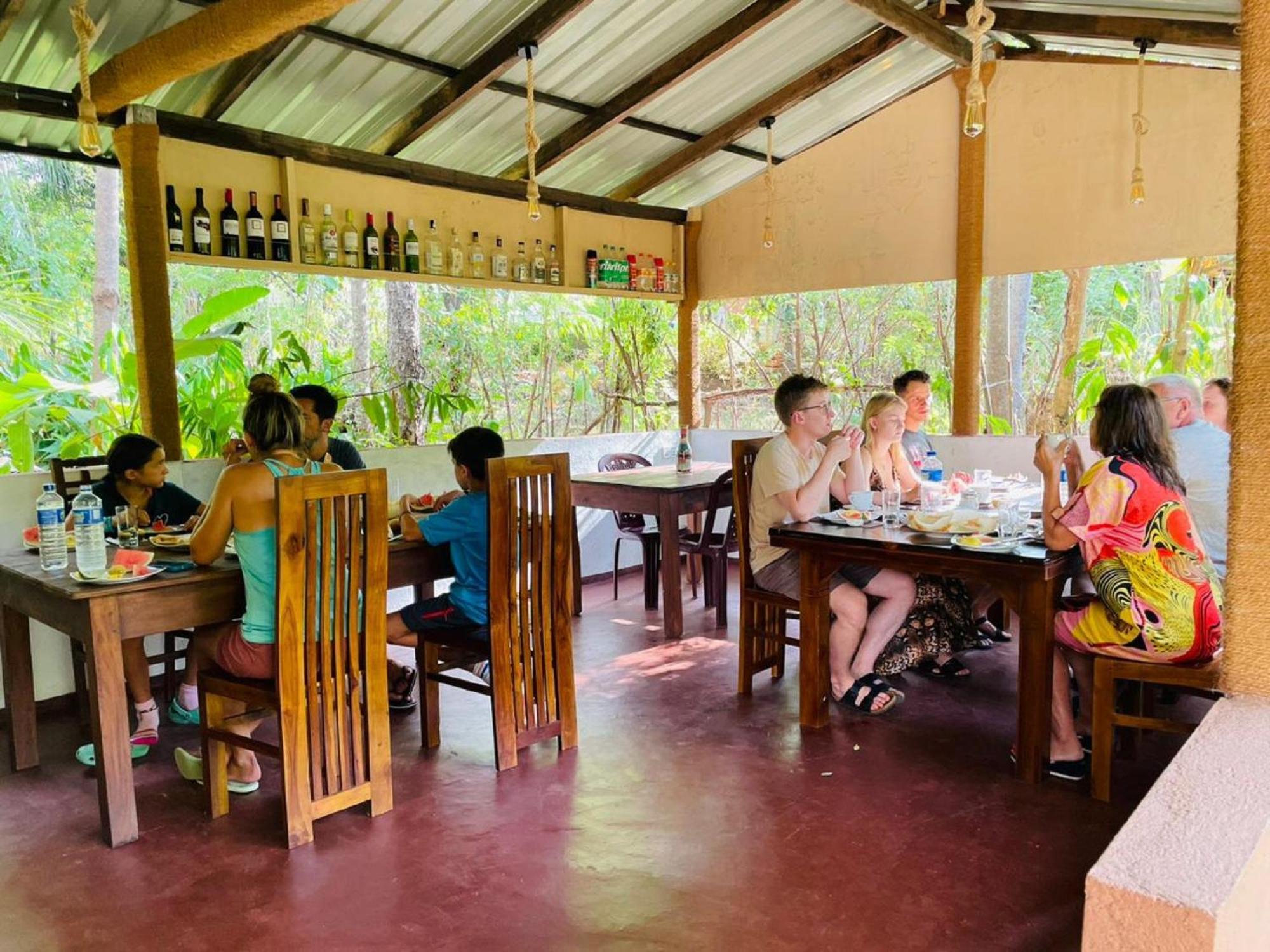 Gangadiya Lodge 锡吉里亚 外观 照片